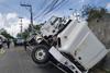 Conductor encunetado complica el tr&aacute;nsito en zona 16