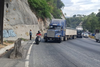Tr&aacute;iler obstaculiza el paso en la cuesta de Villa Lobos