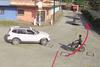 Conductor cae sobre el asfalto tras sufrir accidente de tr&aacute;nsito
