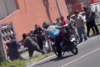 Manifestantes se van a los golpes frente a agentes de la PNC