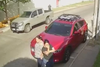 As&iacute; roban dos mujeres un emblema de un autom&oacute;vil