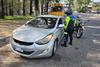 Interceptan a conductor tras cruzar en rojo: acumulaba 28 multas