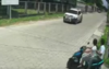 VIDEO: conductora impacta contra veh&iacute;culo y sale expulsada 