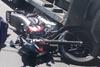 Conductor queda atrapado bajo cami&oacute;n tras accidente en zona 12