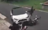 Conductora sale expulsada tras chocar contra un auto (video)