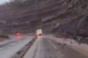 Roca impacta contra cami&oacute;n durante derrumbe en ruta al Atl&aacute;ntico 