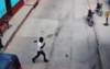 Menor se cruza la calle y es impactado por un veh&iacute;culo (video)
