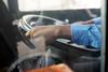 Captan a conductor de autob&uacute;s conduciendo contra la v&iacute;a (video)
