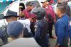 Alcalde se presenta armado a inauguraci&oacute;n de puesto de salud