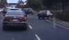 Momento en que auto cae al vac&iacute;o en zona 15