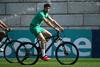 Hakimi llega en bicicleta al entrenamiento con Marruecos