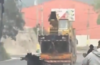 Gr&uacute;a impacta con un puente en el Pac&iacute;fico (video)