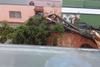 &Aacute;rbol cae dentro de vivienda tras lluvias en Mixco (video) 