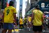 Aficionados brasile&ntilde;os invaden Time Square en Nueva York