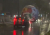 Bal&oacute;n gigante del Mundial se desprende en calle de El Salvador