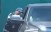 Conductor intenta darse a la fuga y se lleva a agente "colgando"