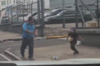 Emotiva escena: vendedor y su hijo juegan f&uacute;tbol con una botella