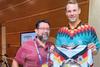 Momento en que guatemalteco entrega camisetas a Manuel Neuer