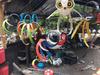 Guatemalteco limpia r&iacute;os y crea arte con llantas en San Mart&iacute;n