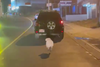 &iexcl;Lo abandonan! Video capta cuando dejan a un perrito en la calle