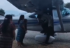 Momento en que v&iacute;ctimas abordan avioneta antes de desplomarse