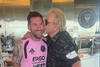 Messi y Kiko se dan fraternal beso en video