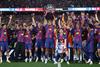El Barcelona levanta la copa de campe&oacute;n ante sus aficionados