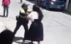 Agente de tr&aacute;nsito se va a los golpes con otra mujer en plena v&iacute;a
