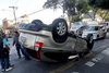 Veh&iacute;culo vuelca en la zona 9 capitalina 