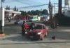 Conductora termina sobre un auto tras fuerte impacto (video)