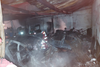 Dos autos destruidos por incendio en taller en Mixco