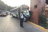 &iexcl;Se empotra en pasarela! Accidente de bus deja m&aacute;s de 20 heridos