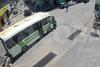 Video: captan momento en que conductor es atropellado por un bus