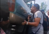 Conductor queda atrapado bajo un auto tras choque (video)