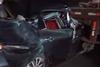 Conductor queda atrapado tras chocar contra un tr&aacute;iler