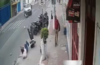 Conductor y acompa&ntilde;ante impactan contra un auto (video)