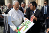 Ni&ntilde;os de Guatemala entregan al papa Le&oacute;n XIV un &ldquo;&Aacute;rbol de la paz"