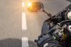 Motorista zigzaguea entre veh&iacute;culos, pierde el control y cae