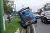 Cami&oacute;n queda encunetado en carretera a El Salvador (video)