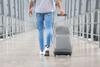 Descubren a hombre con material infantil en el aeropuerto