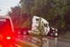 Tr&aacute;iler se empotra y complica el tr&aacute;nsito en zona 16