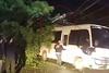Poste del tendido el&eacute;ctrico cae sobre veh&iacute;culos en ruta (videos)