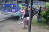 El Salvador: Pasajeros se salvan de un bus en llamas (Video)