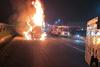 Tr&aacute;iler se incendia y complica el paso en Villa Nueva (video)