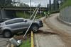  Conductor pierde el control y derriba poste en zona 15