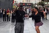 Guatemalteca baila salsa en las calles de Madrid y se hace viral