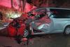 Conductor sobrevive tras quedar atrapado en accidente
