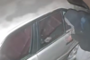 Captan a hombre que rompe vidrio de un auto en zona 1