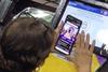 Captan a diputada viendo videos mientras el Pleno discut&iacute;a leyes 
