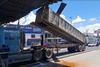 Tr&aacute;iler sufre percance y bloquea un carril en la Aguilar Batres
